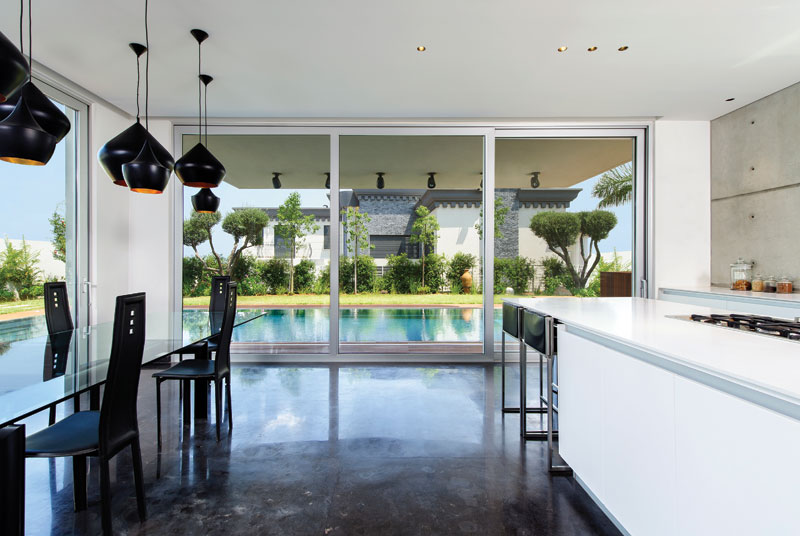 מבט לבריכה בבית פרטי